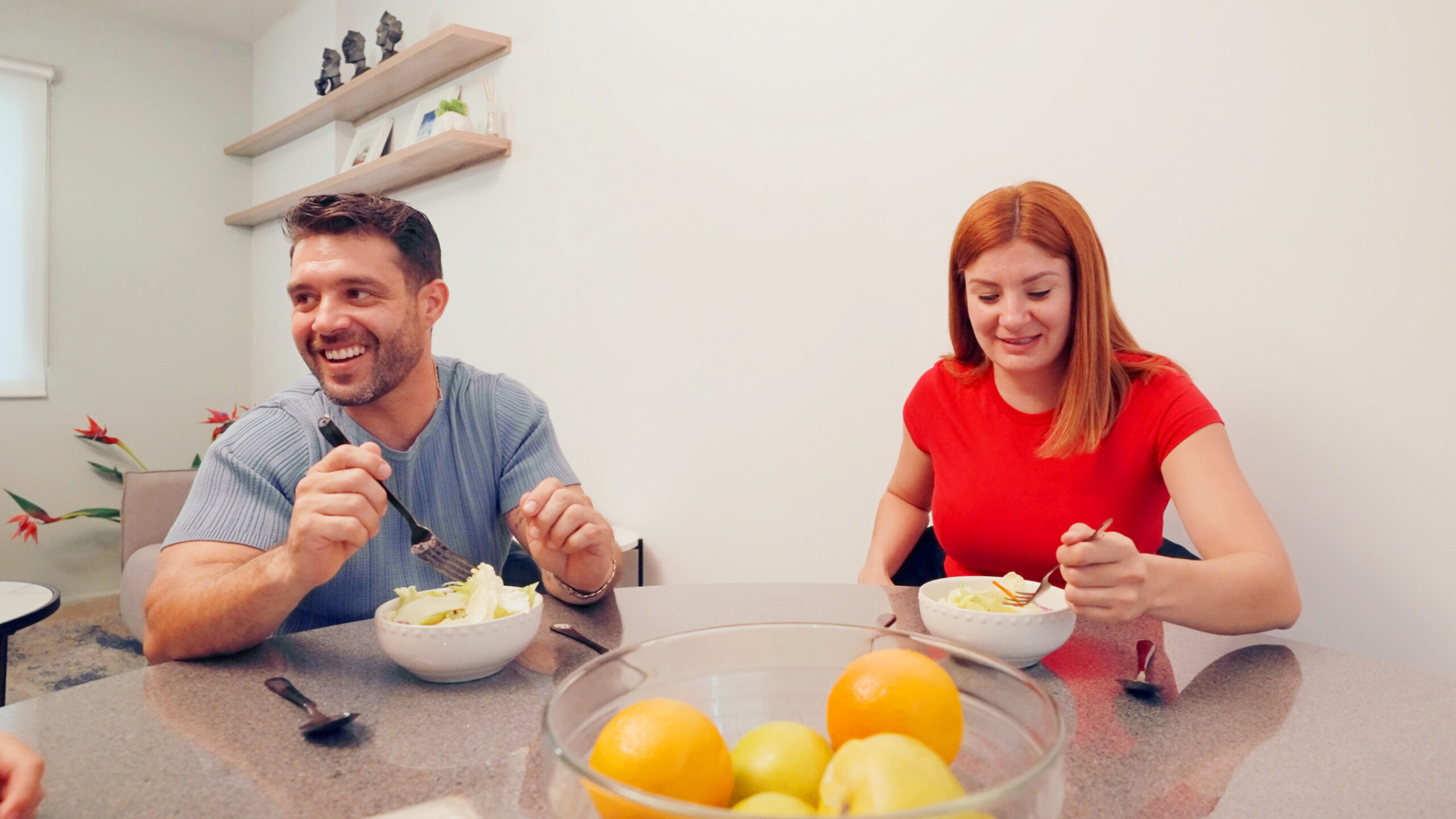 Comedor de la casa Modelo Treo en Asturias Premier, con diseño moderno para la convivencia familiar.