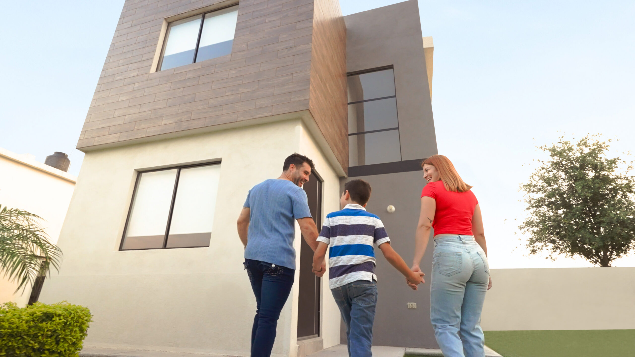 Familia ingresando a la casa Modelo Loft en Asturias Premier, viviendas diseñadas para brindar comodidad y bienestar.