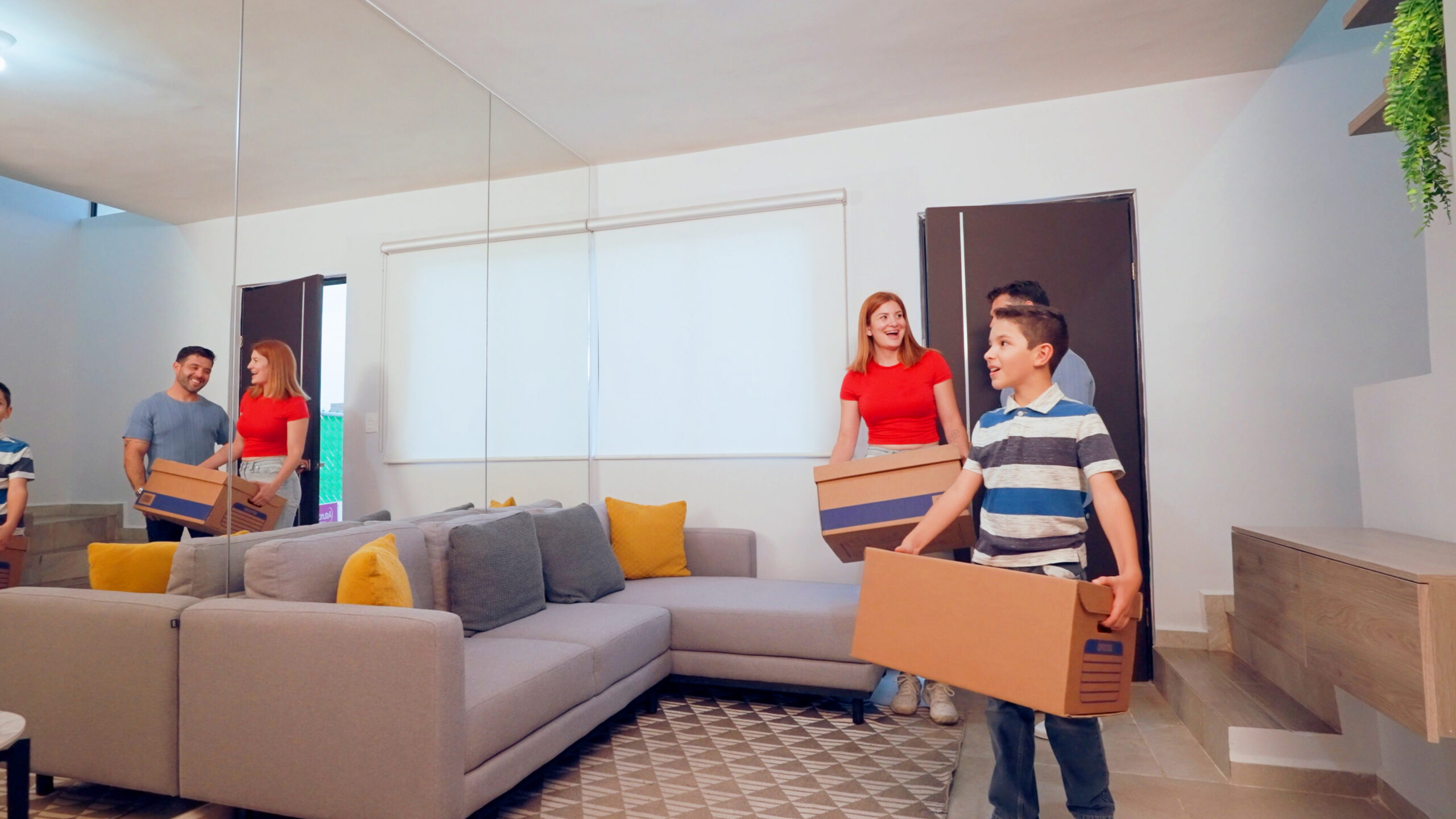 Familia mudándose a la casa Modelo Treo en Asturias Premier, desarrollo residencial con casas en venta en Apodaca.