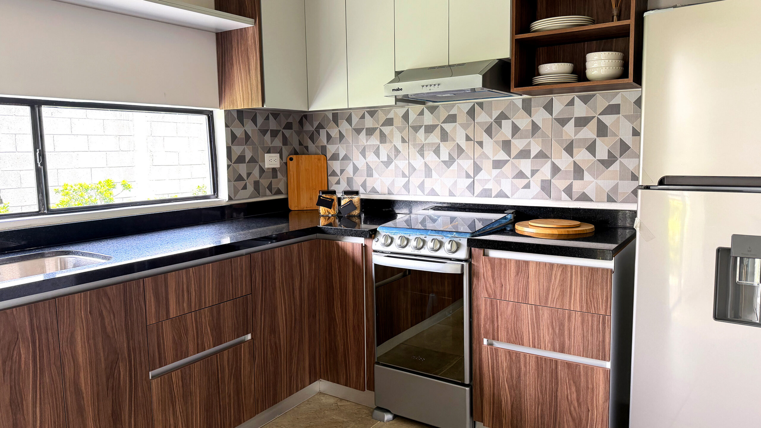 Cocina de la casa modelo Loft con acabados modernos y distribución funcional.