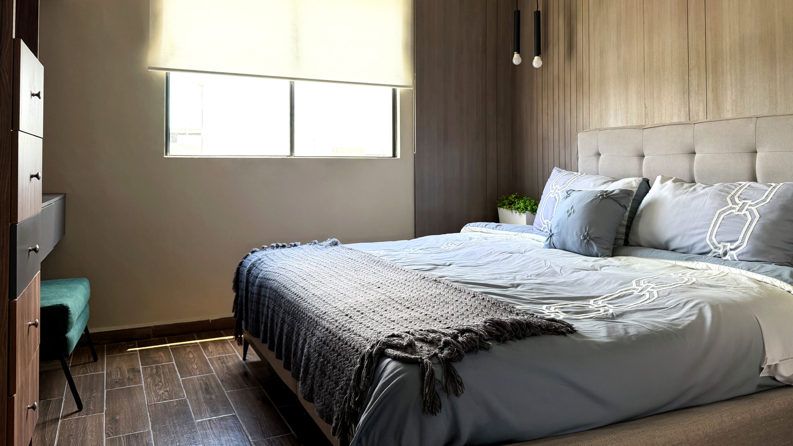 Habitación principal de la casa modelo Loft con diseño moderno e iluminación natural.