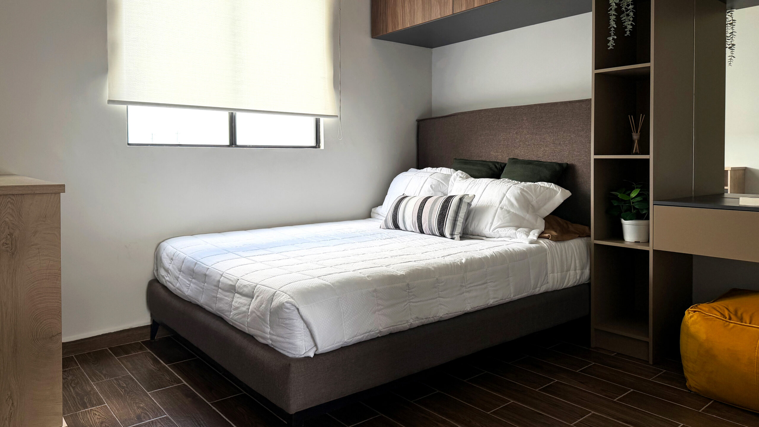 Habitación secundaria de la casa modelo Loft con espacio versátil y excelente iluminación.