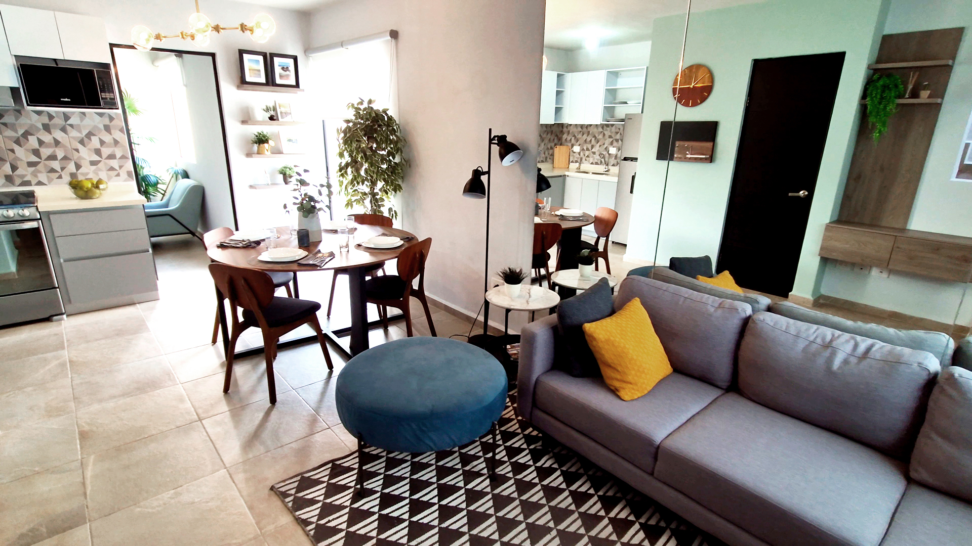 Sala y entrada de la casa modelo Treo con diseño moderno en desarrollo residencial en Apodaca