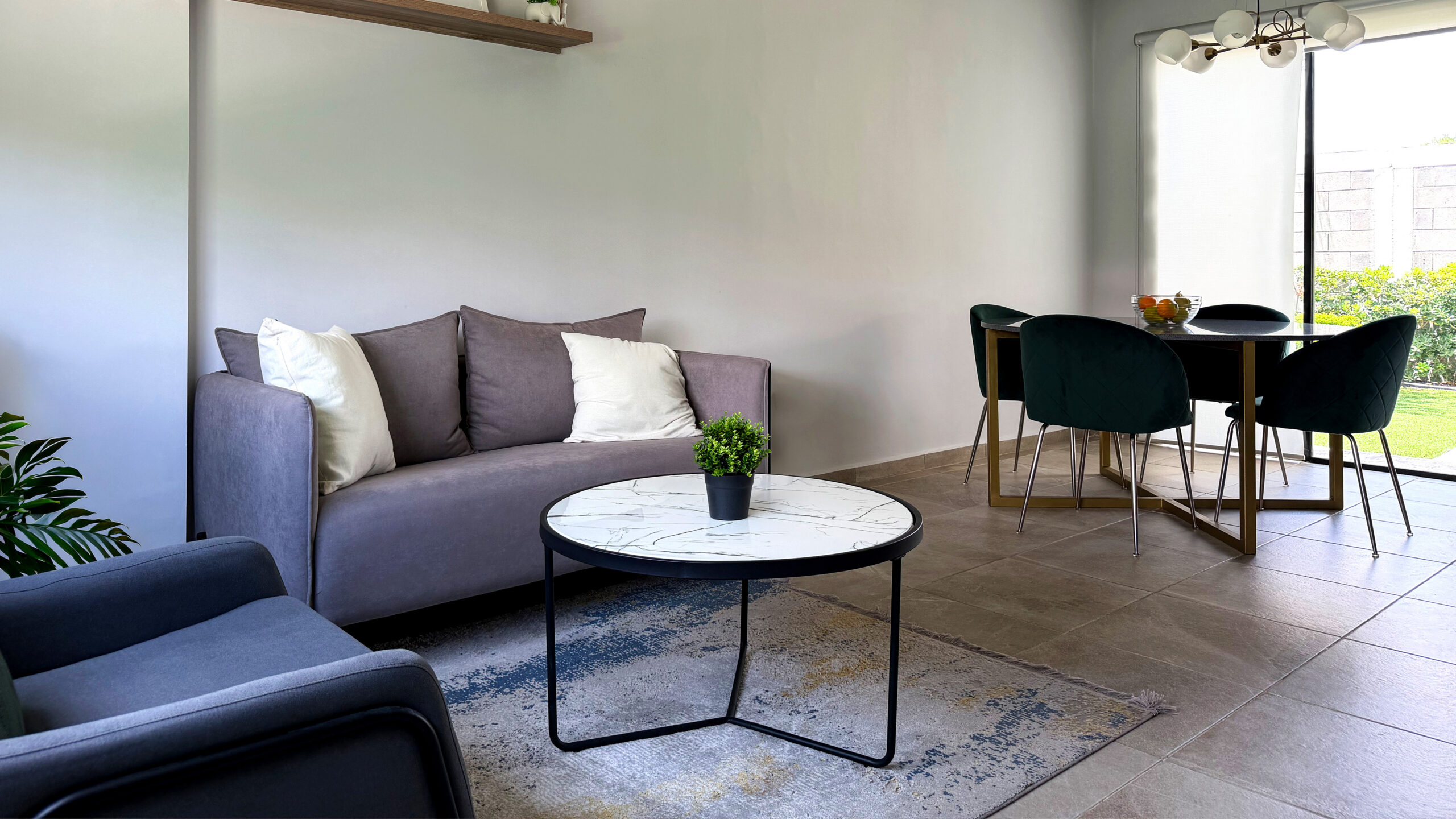 Entrada y sala de la casa modelo Loft con diseño moderno, espacios amplios e iluminación natural.
